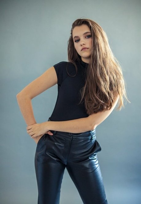 Chloe East erotic pornstar img