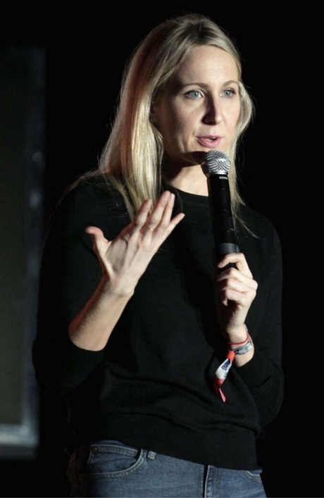 Nikki Glaser naked actress photo