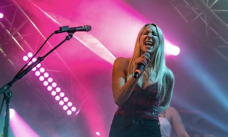 Nikki Glaser model sex photos