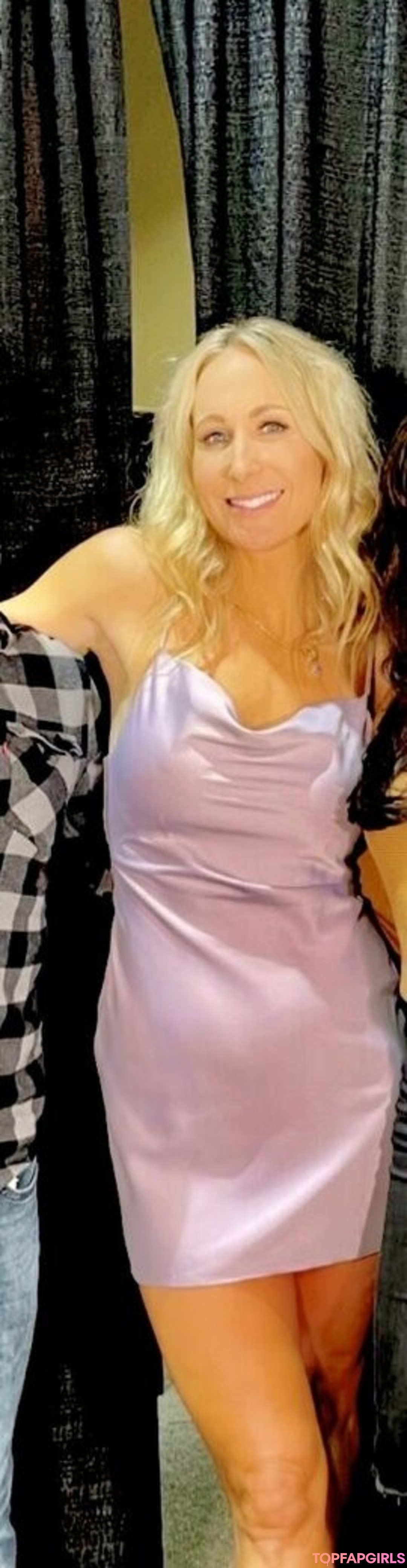 Nikki Glaser star hd photos