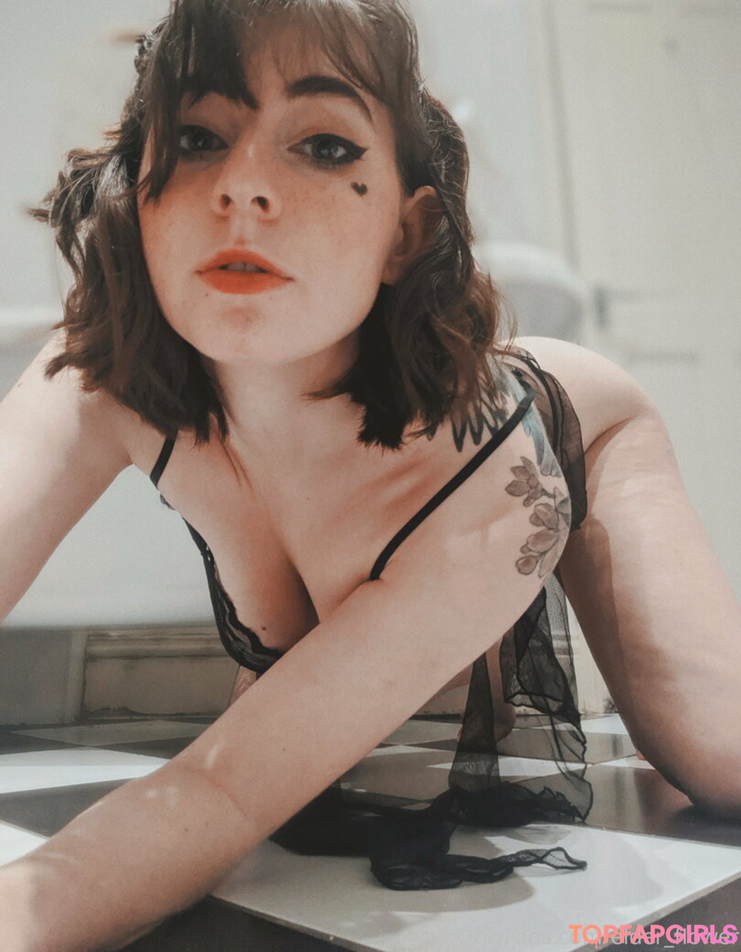 softnspooky sexy model pic