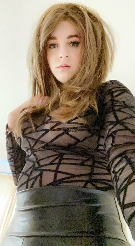 kayleighcrossdresser top model pic