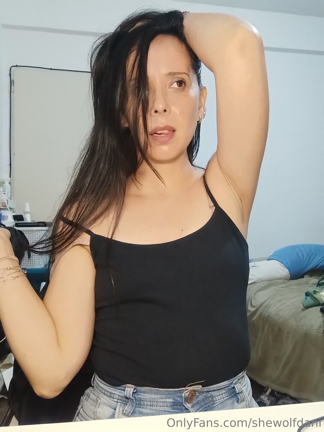 Shewolfdani pretty pornstar image
