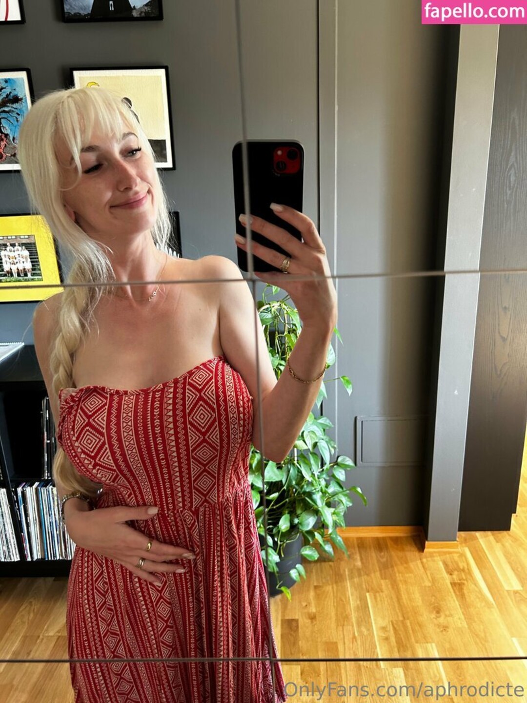 Aphrodicte sexy pornstar photo
