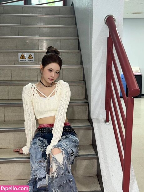 Hong Eunchae_ star top pictures