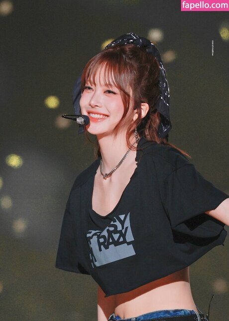 Hong Eunchae_ model free pics