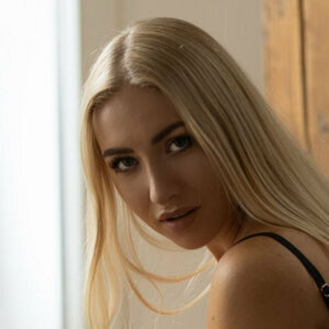 Amanda Ries art model img
