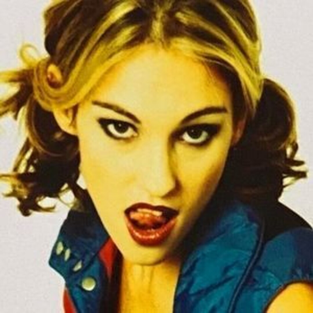 Amy Jo Johnson model sexy pics