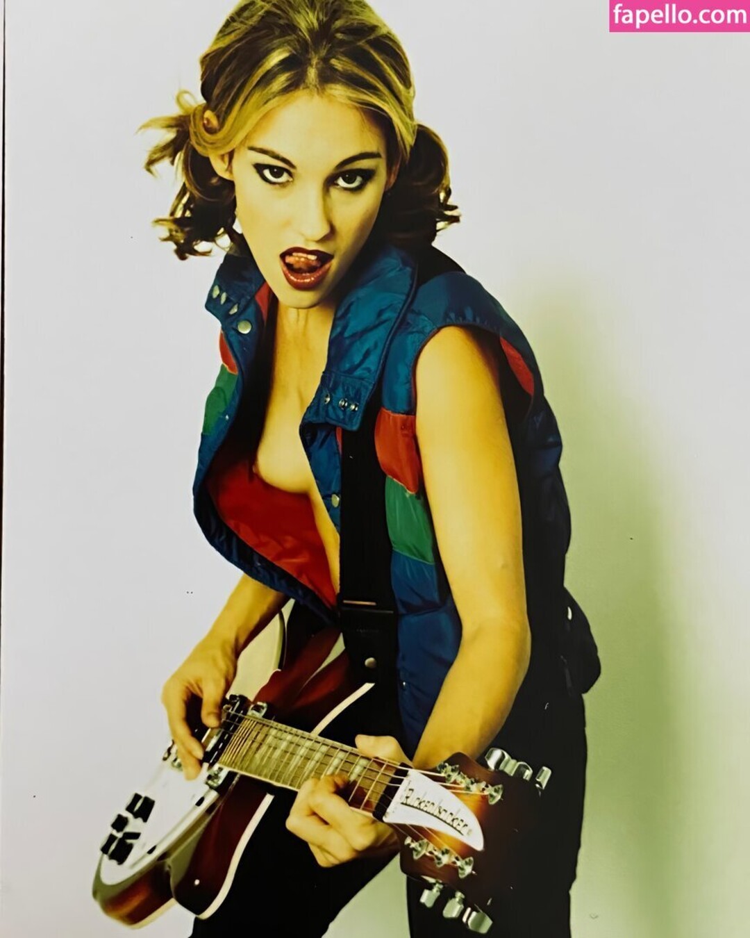 Amy Jo Johnson naked model images
