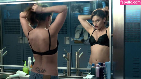 Amy Jo Johnson star perfect photos