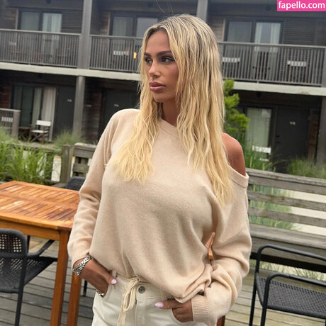 Hallie Batchelder star pretty photo