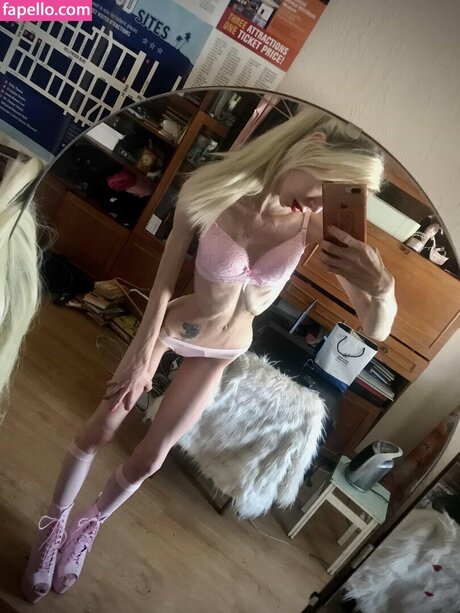 La Strawberry model xxx img