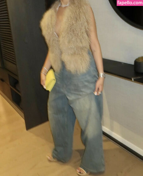 Jodie Woods naked model photos