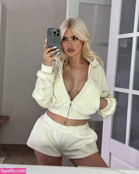 lilyabraun model sexy pic