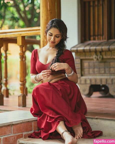 Ruhani Sharma star naked picture