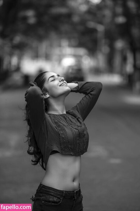 Ruhani Sharma top model photo