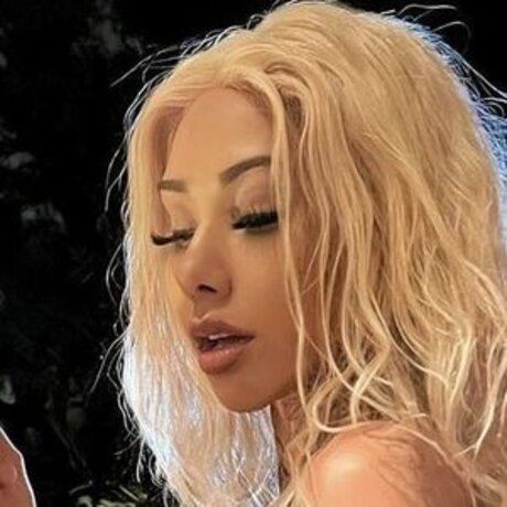 Ally Lotti hd model pic