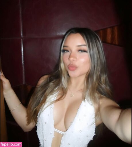 yessseeeniiaa model xxx image