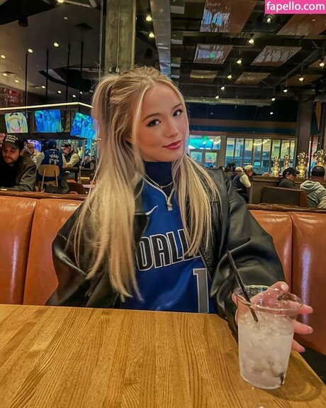 Lynzie Fulton naked model archive