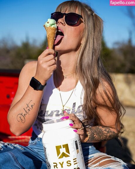 Taylor Garland star naked img