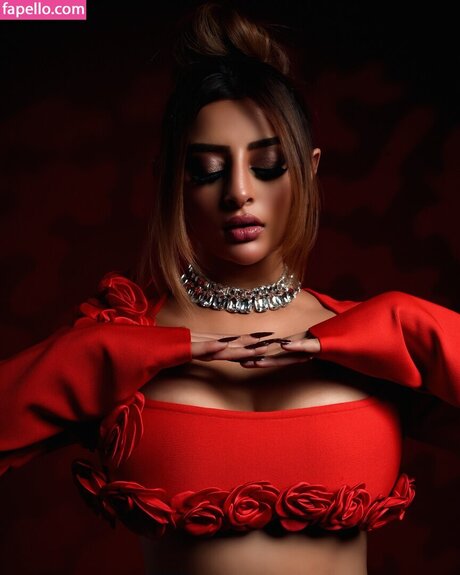 Avneet Kaur adult star img