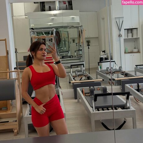 Avneet Kaur adult model img