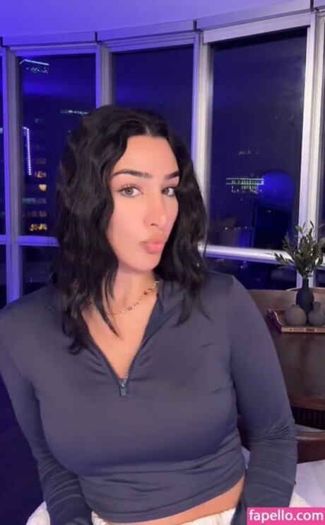 adolladola model pretty photo