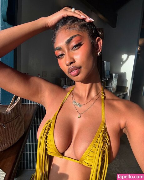 Jasmine Chola top star pics