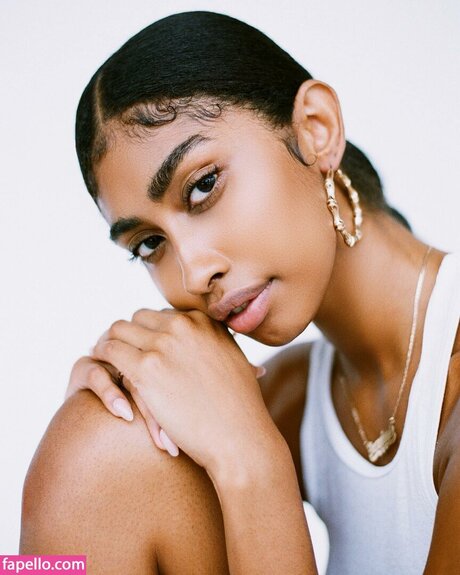 Jasmine Chola model nice photo