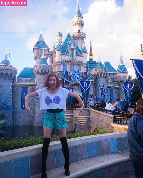 Brizzy Voices nudes model archive