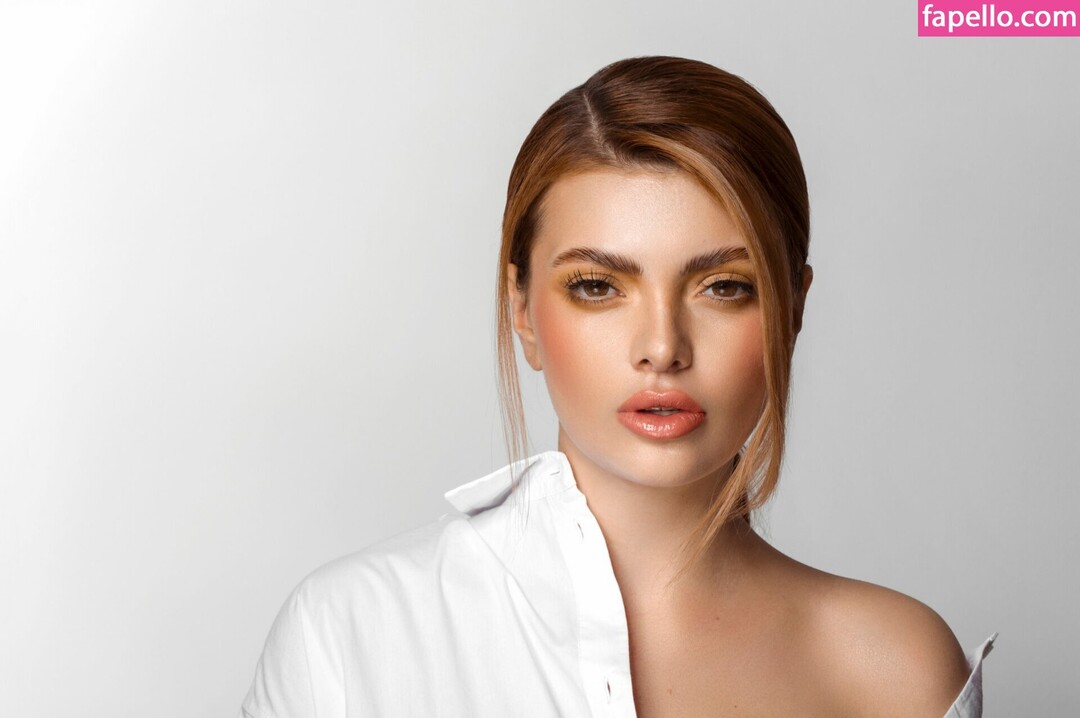 Ella Dvornik top profile image