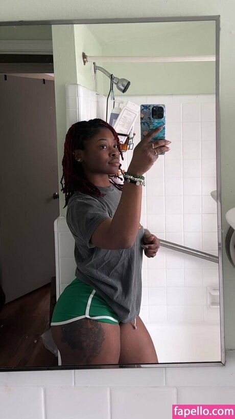 Locdbree model free photo