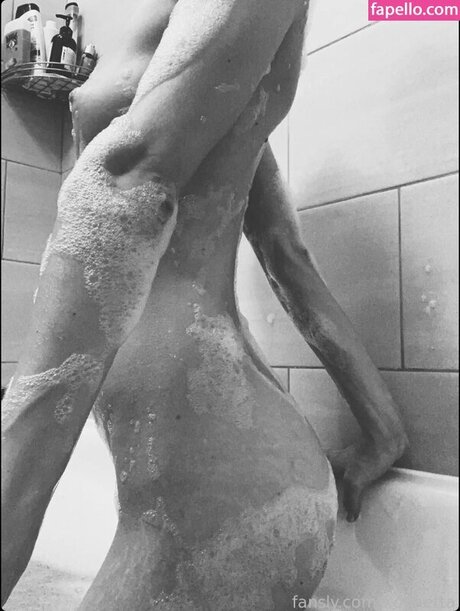 Xoanetta naked model galleries