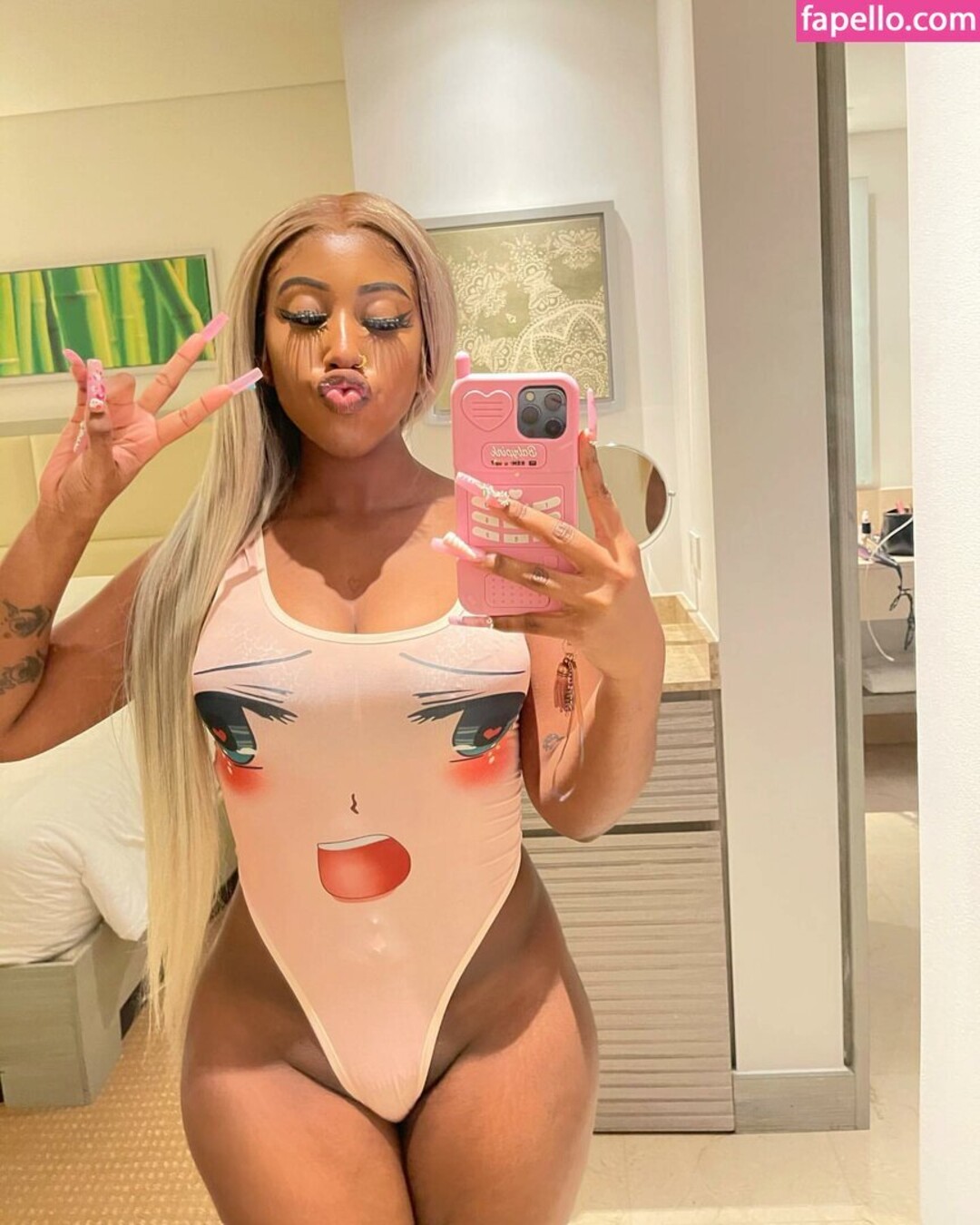 Yungnena model top pic