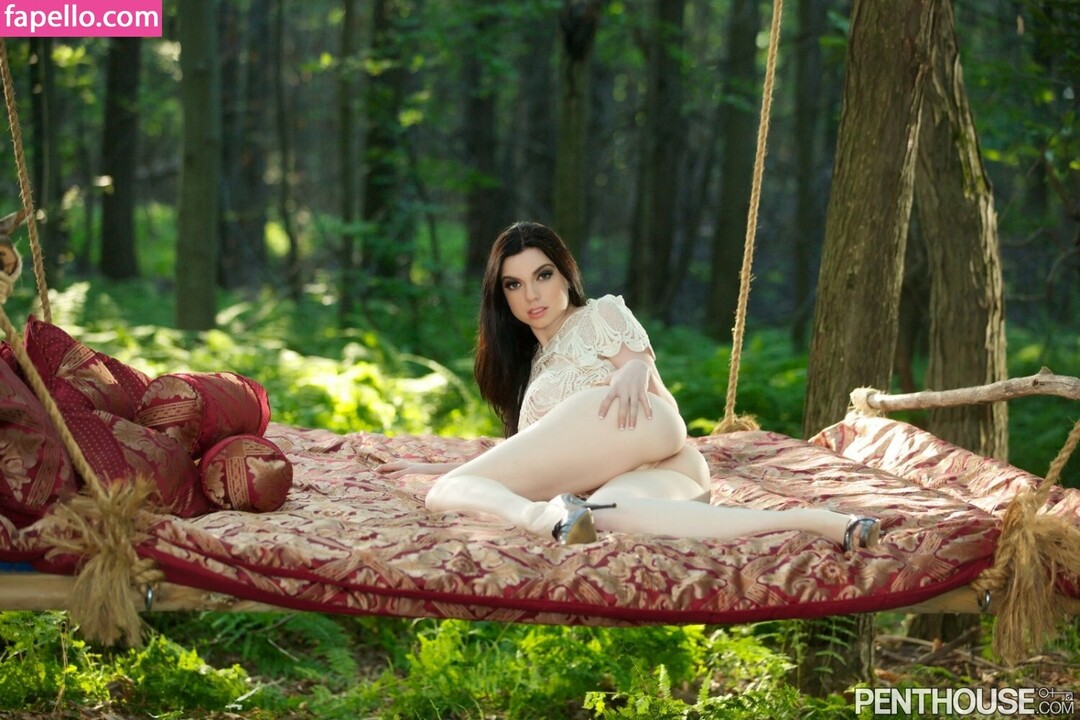 Sarah Hunter model adult pictures