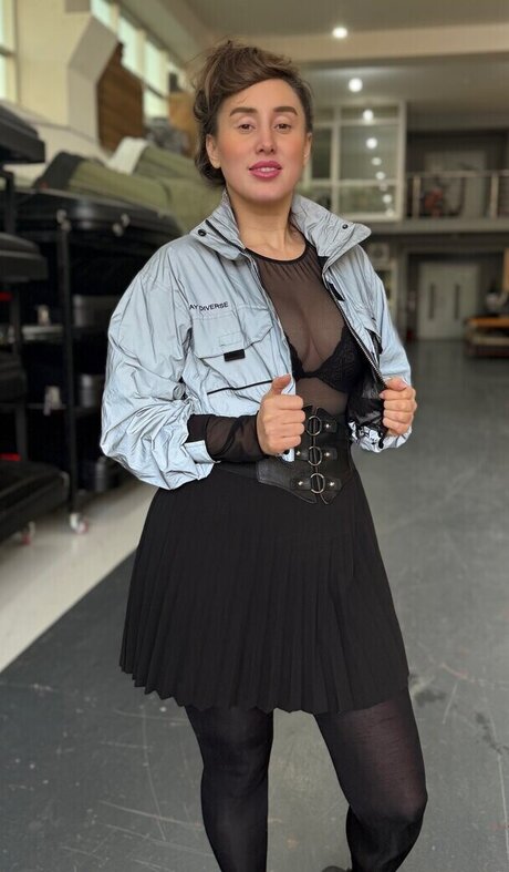 Melike Bulu hot model img