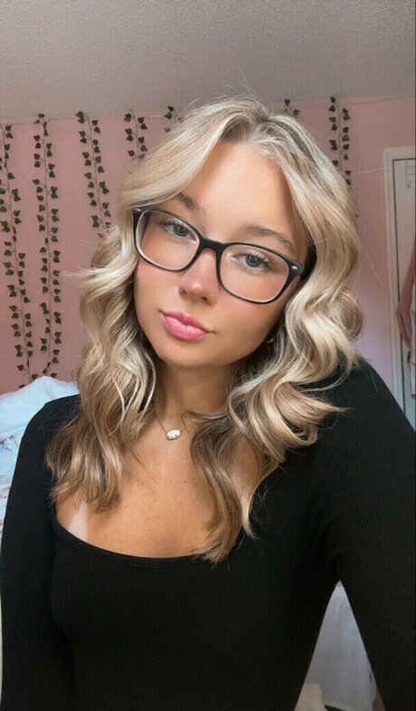 iisabellarosee pretty actress img