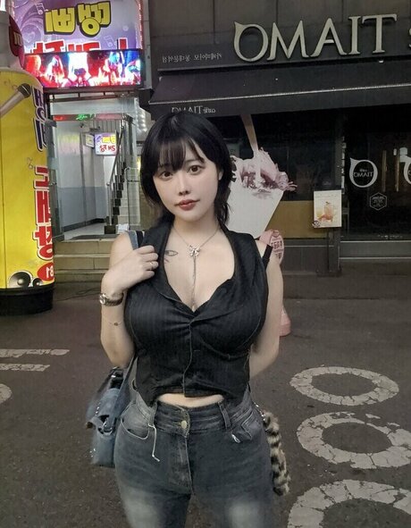 leelynchan pornographic model picture