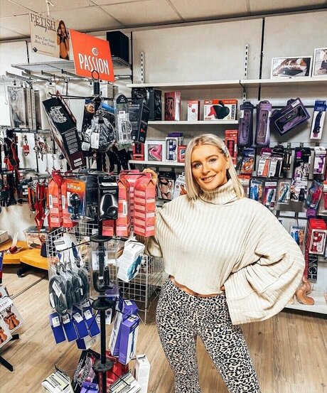 Jess Davies pornstar nude gallery