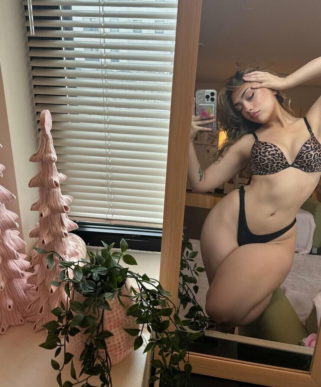 V QX pornstar erotic images