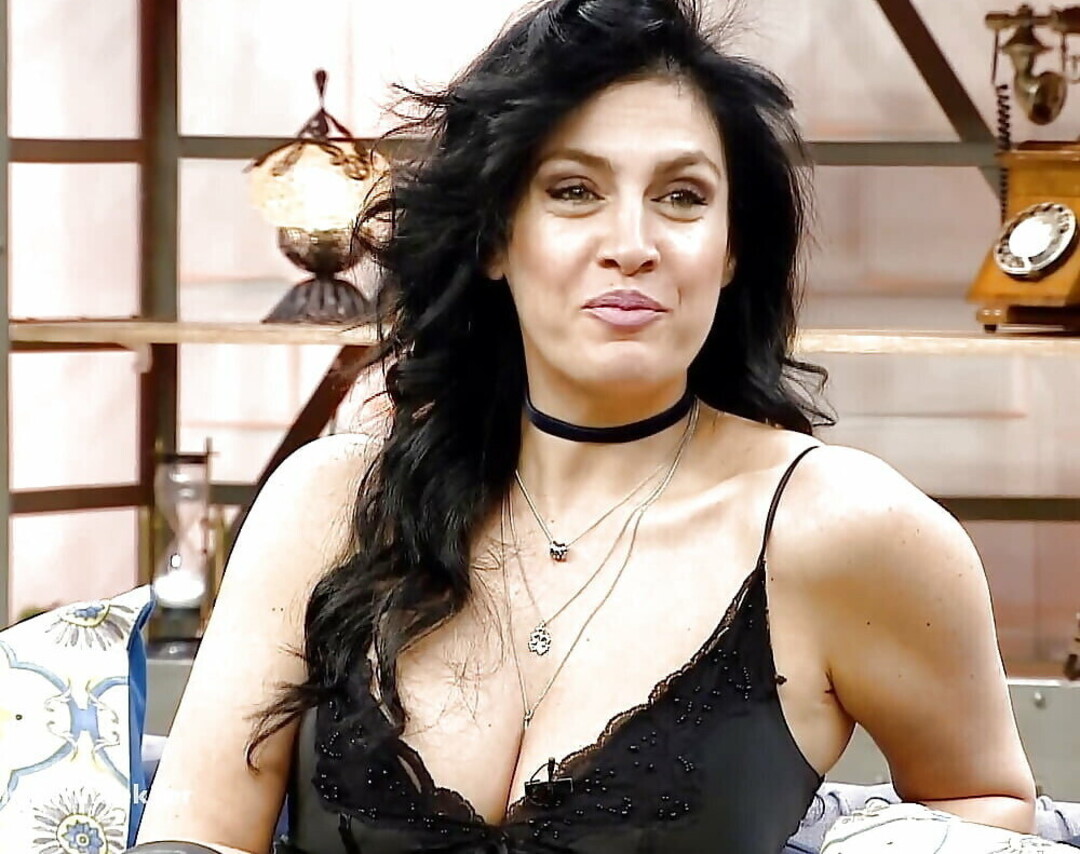Tu ba Ekinci star erotic pic