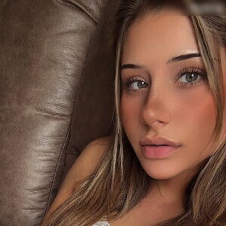 Bea Ruby adult model image