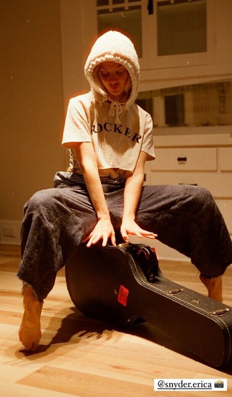 Dora Jar nude model pic