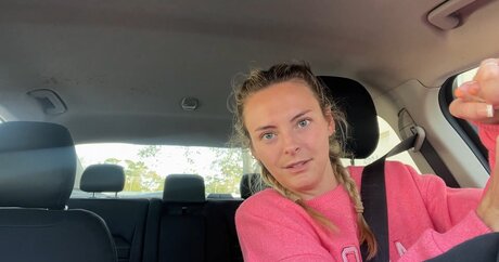 Beez ASMR model free image