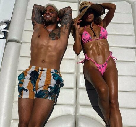 Gemelas A Ello erotic actress photos