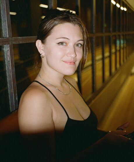 Isa Briones model free photo