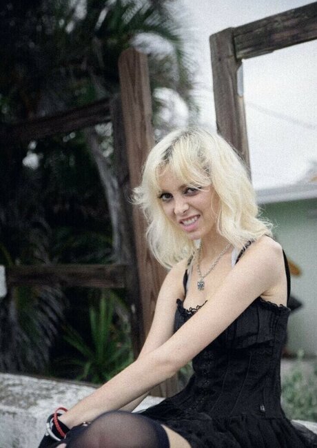 Sophie Powers porn star img