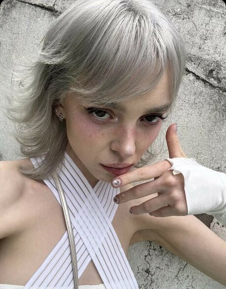 Sophie Powers nude model pics