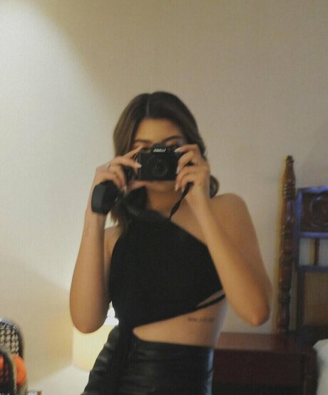 Lianne Valentin pretty model pictures