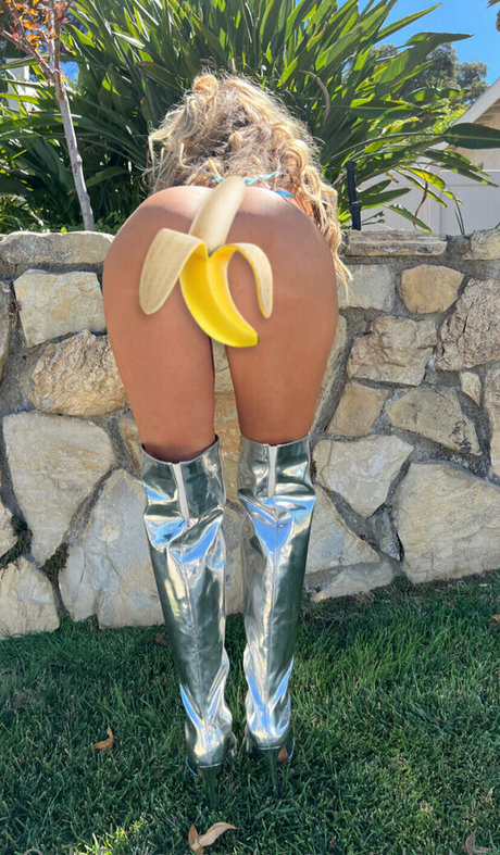 CarmenElectra star naked img